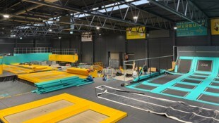 Die Trampoline der Jump World werden abgebaut. Dort soll nun ein neues Padel-Zentrum entstehen.