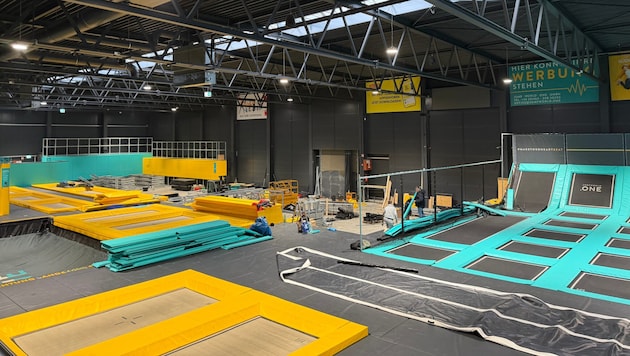 Die Trampoline der Jump World werden abgebaut. Dort soll nun ein neues Padel-Zentrum entstehen.