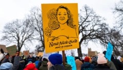 Wut schwappt durch die USA: Nicht nur in Minneapolis, sondern USA-weit trauern Menschen um Renee ...