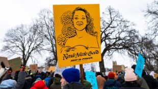 Wut schwappt durch die USA: Nicht nur in Minneapolis, sondern USA-weit trauern Menschen um Renee ...