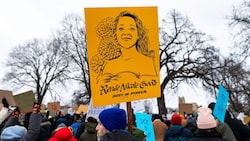 Wut schwappt durch die USA: Nicht nur in Minneapolis, sondern USA-weit trauern Menschen um Renee ...