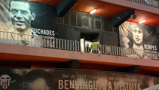 Die einstigen Helden von Valencia hängen außen am Stadion. Im Stadion wird protestiert, nicht ...