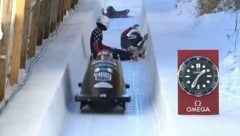 Sieht man auch nicht aller Tage – ein Viererbob mit „verlorengegangenen“ Anschiebern ...