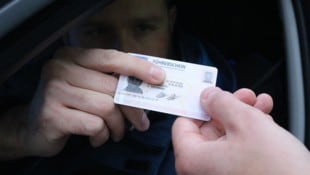Den Führerschein abgeben musste am Mittwoch ein 37-jähriger Pkw-Lenker.