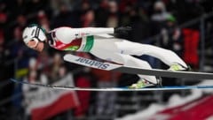 Anze Lanisek siegte vor zwei ÖSV-Adlern.