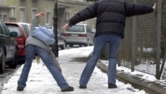 Höchste Vorsicht! Autofahrer, Fußgänger und Einsatzkräfte müssen sich auf eine der ...