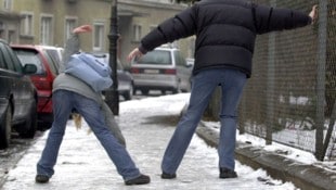 Höchste Vorsicht! Autofahrer, Fußgänger und Einsatzkräfte müssen sich auf eine der ...