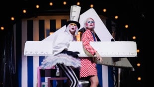 Jakob Schmölzer und Alexandra Diana Nedel in der Groteske, die Normen hinterfragt