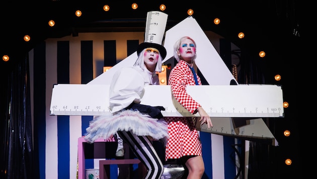 Jakob Schmölzer und Alexandra Diana Nedel in der Groteske, die Normen hinterfragt