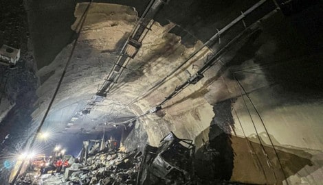 Das Feuer zerstörte Fahrbahn, technische Einrichtungen, die Tunnelwände und die -decke.