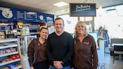 Sebastian Kranich wollte immer eine Tankstelle haben (im Bild mit seiner Schwester Lisa, links, ...