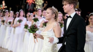 Feierliche Eröffnung durch Debütanten der Tanzschule Schwebach und das Europaballett St. ...