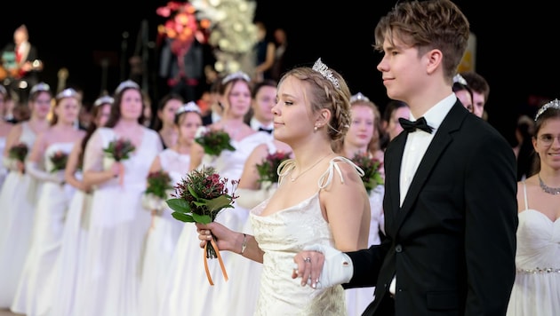 Feierliche Eröffnung durch Debütanten der Tanzschule Schwebach und das Europaballett St. Pölten.