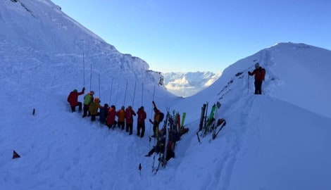 Unterhalb des Wetterkreuzgipfels am Weerberg wurde nach einer Verschütteten  gesucht. Die Frau ...