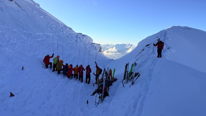 Unterhalb des Wetterkreuzgipfels am Weerberg in Tirol wurde am Sonntag nach einer Verschütteten ...