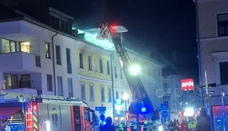 Feuerwehr, Polizei und ein Hubschrauber sind im Einsatz.