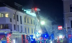 Feuerwehr, Polizei und ein Hubschrauber sind im Einsatz.