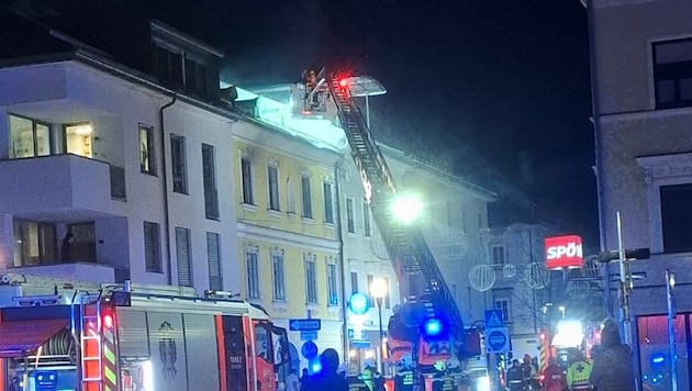 Feuerwehr, Polizei und ein Hubschrauber sind im Einsatz.