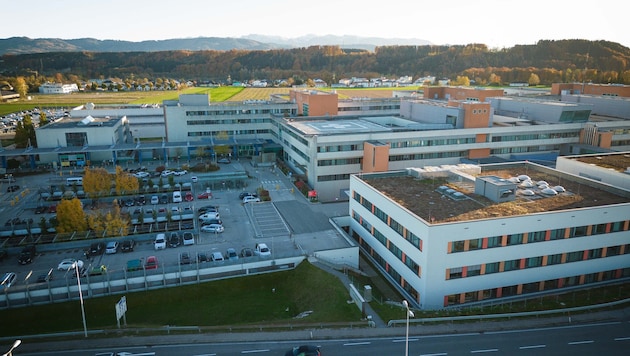 Die Unfallopfer wurden ins Vöcklabrucker Krankenhaus eingeliefert