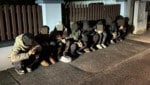 Diese acht Flüchtlinge wurden in der Nacht in Deutschkreutz aufgegriffen.