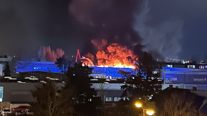 Der Brand brach in einem Gewerbegebiet aus.