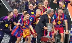 Barca-Boss Joan Laporta feiert mit seinen Spielern. 