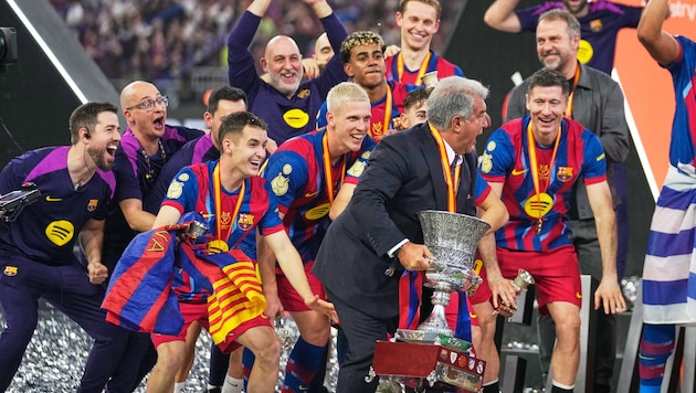 Barca-Boss Joan Laporta feiert mit seinen Spielern.