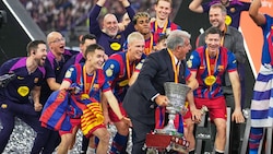 Barca-Boss Joan Laporta feiert mit seinen Spielern. 