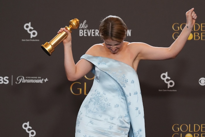 Jessie Buckley freute sich sichtlich über ihren Golden Globe.
