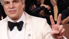 Mark Ruffalo setzte mit seinem „BE GOOD“-Pin am Revers seines Smokings ein Zeichen gegen die ...