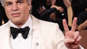 Mark Ruffalo setzte mit seinem „BE GOOD“-Pin am Revers seines Smokings ein Zeichen gegen die ...