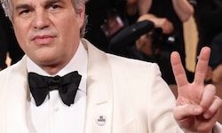 Mark Ruffalo setzte mit seinem „BE GOOD“-Pin am Revers seines Smokings ein Zeichen gegen die ...