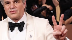 Mark Ruffalo setzte mit seinem „BE GOOD“-Pin am Revers seines Smokings ein Zeichen gegen die ...