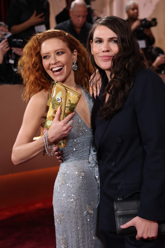 ... Natasha Lyonne machten mit dem „BE GOOD“-Pin ihre Kritik an der Politik von Donald Trump ...