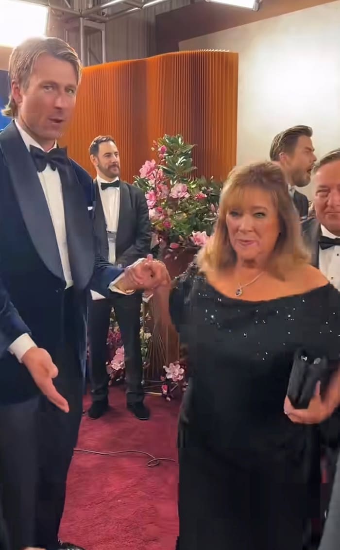 Glen Powell kam nicht nur mit einer Begleitung, sondern gleich mit zwei – seinen Eltern!