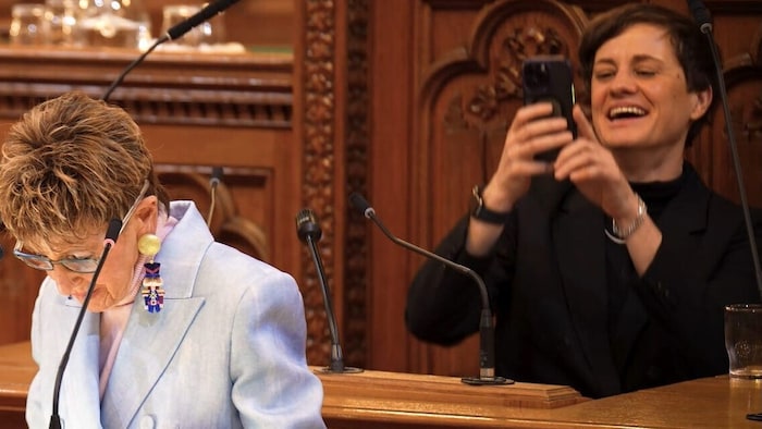 Immer wieder erfolgte während der Rede von Seniorenvertreterin Korosec der Griff zum ...