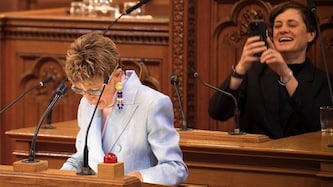 Während der Rede von Seniorenvertreterin Ingrid Korosec filmt sich SPÖ-Gemeinderätin Susanne ...