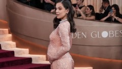 Hailee Steinfeld zeigt erstmals ihren Babybauch auf dem roten Teppich der Golden Globes