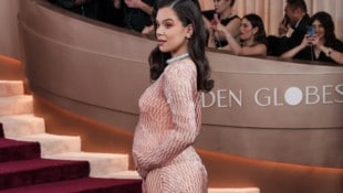 Hailee Steinfeld zeigt erstmals ihren Babybauch auf dem roten Teppich der Golden Globes