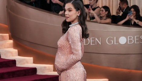 Hailee Steinfeld zeigt erstmals ihren Babybauch auf dem roten Teppich der Golden Globes