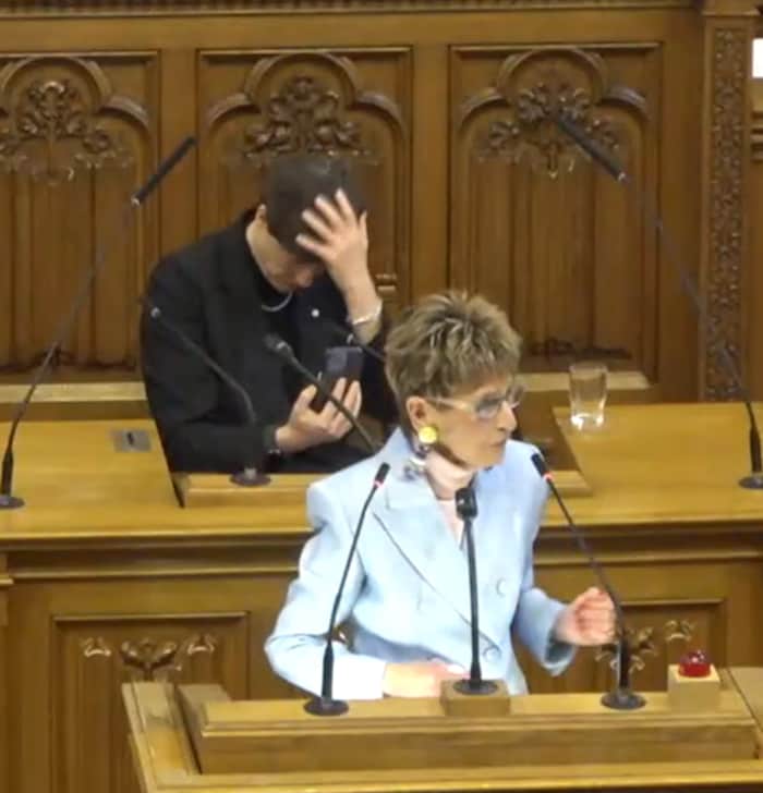 Is my hair okay? During the speech, the red local councilor filmed herself several times.