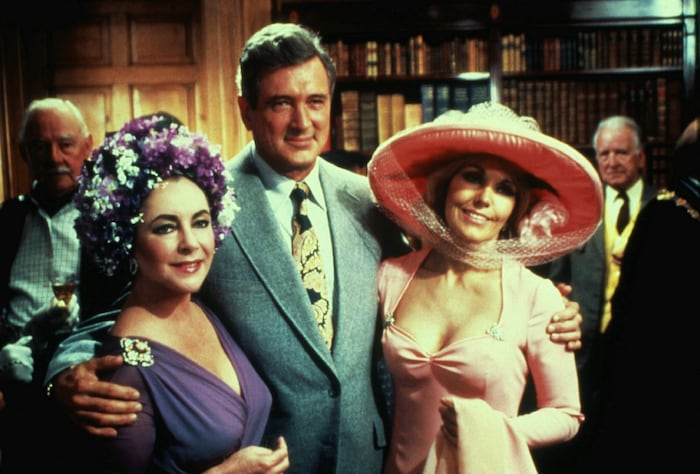 Verfilmt: „Mord im Spiegel“ mit Elizabeth Taylor, Rock Hudson, Kim Novak (1980), Regie: Guy ...