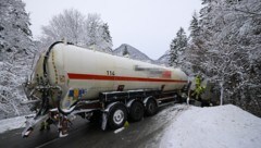 Quer über die Fahrbahn ragte der Sattelzug.