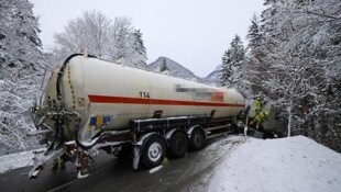 Quer über die Fahrbahn ragte der Sattelzug.