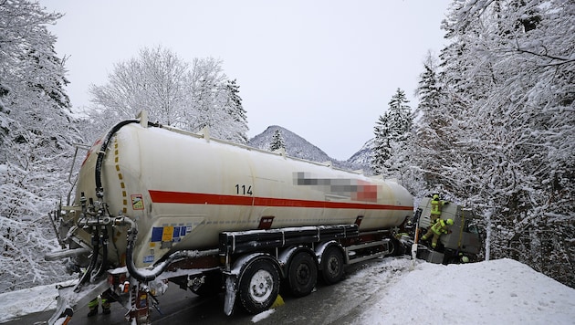 Quer über die Fahrbahn ragte der Sattelzug.
