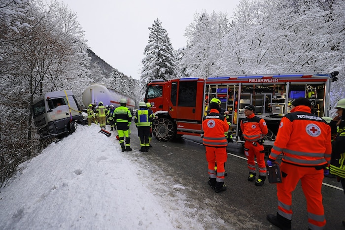 Der Fahrer traute sich nicht auszusteigen, denn unterhalb der Böschung ist ein Bach.