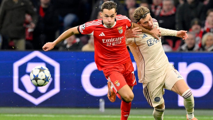 Dedic zeigt bei Benfica Lissabon groß auf.