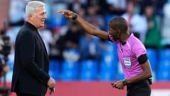 Schiedsrichter Issa Sy im Duell mit Teamchef Vladimir Petkovic.