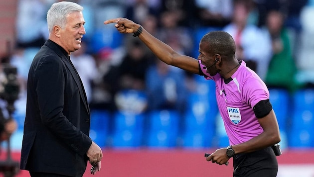 Schiedsrichter Issa Sy im Duell mit Teamchef Vladimir Petkovic.