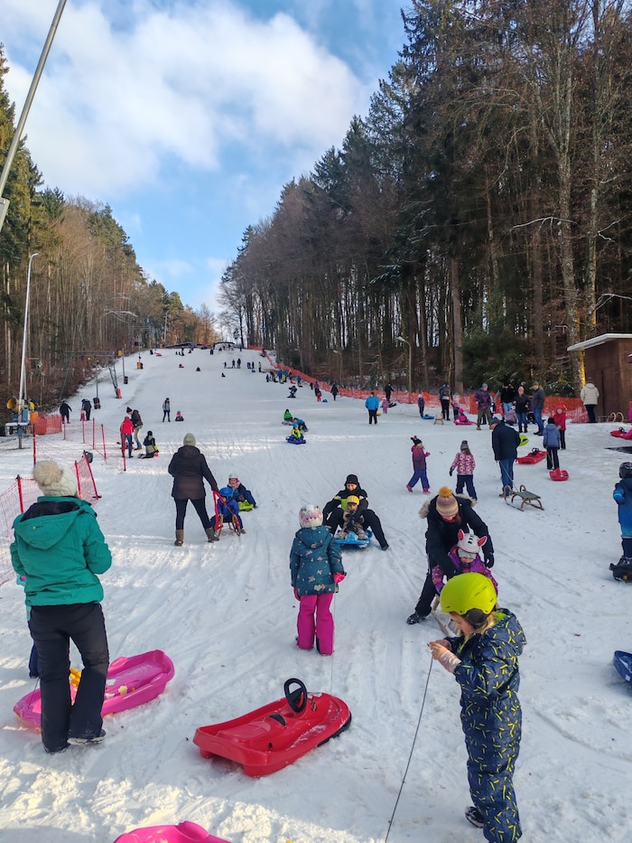 Am Vormittag brettern die Rodler über die Piste am Schildhof Lift.
